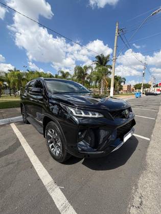 TOYOTA HILUX SW4 2.8 D-4D TURBO DIESEL DIAMOND 7L 4X4 AUTOMÁTICO